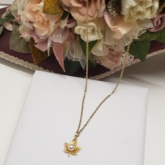 Vintage Petite Gold Leaf with Pearl Necklace - Picture 2 of 5